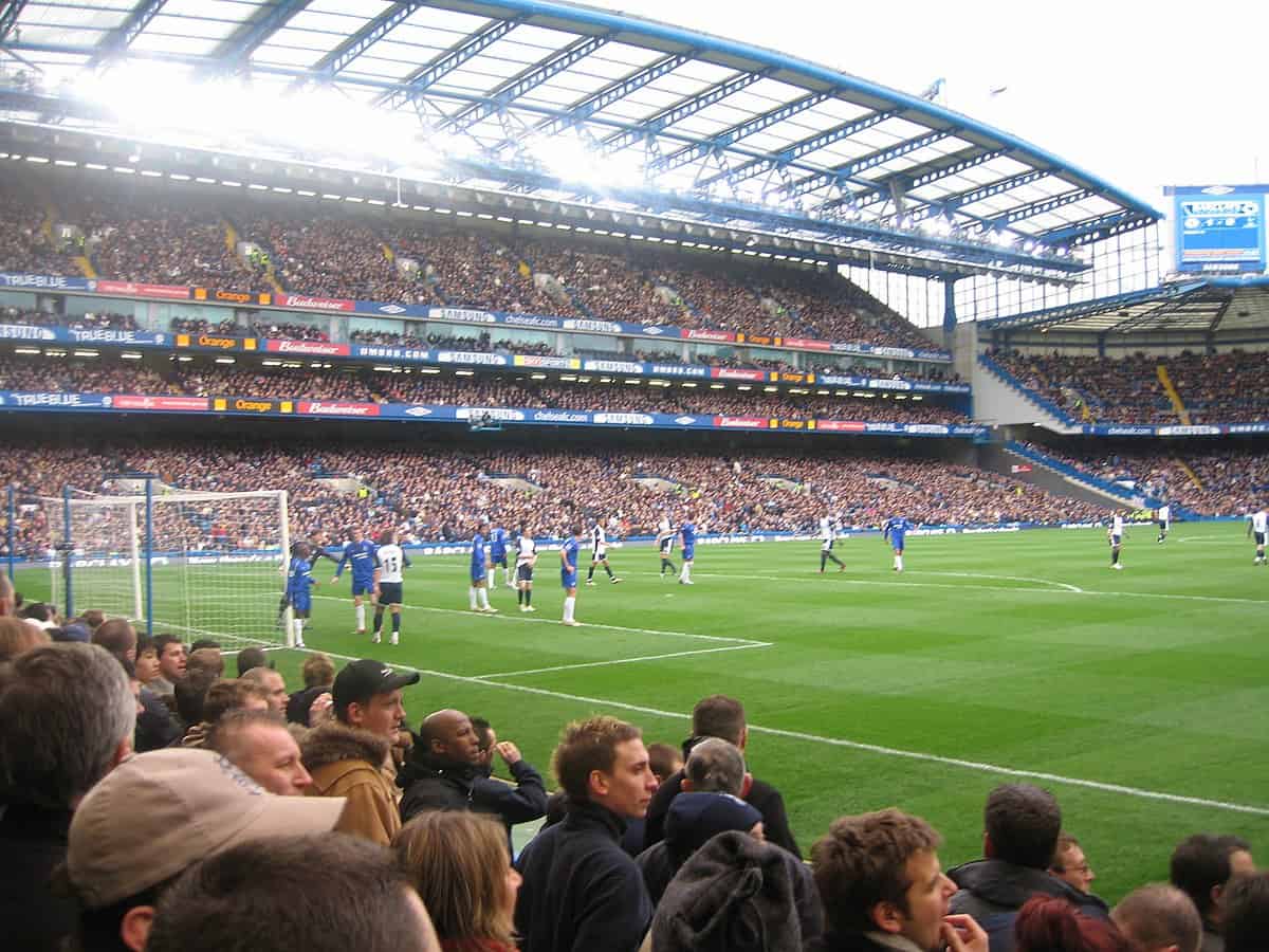 Chelsea players defend a corner kick at Stamford Bridge, March 2006